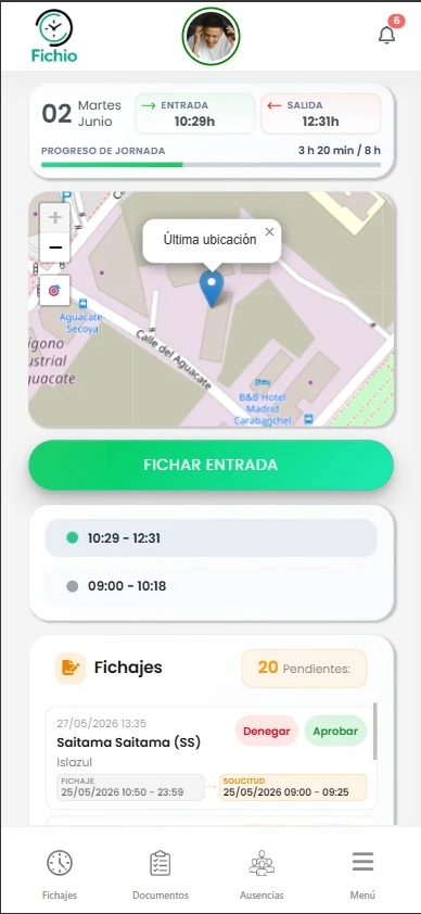 App móvil de Fichio: progreso de jornada, mapa de ubicación del fichaje y botón para registrar entrada o salida