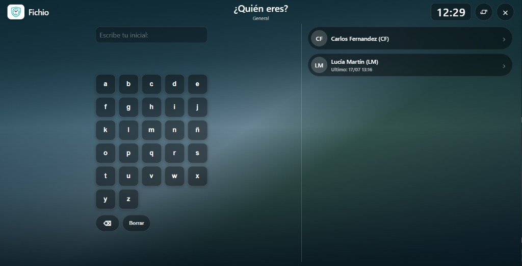 Pantalla de Fichio POS: ¿Quién eres? con teclado por iniciales y lista de empleados