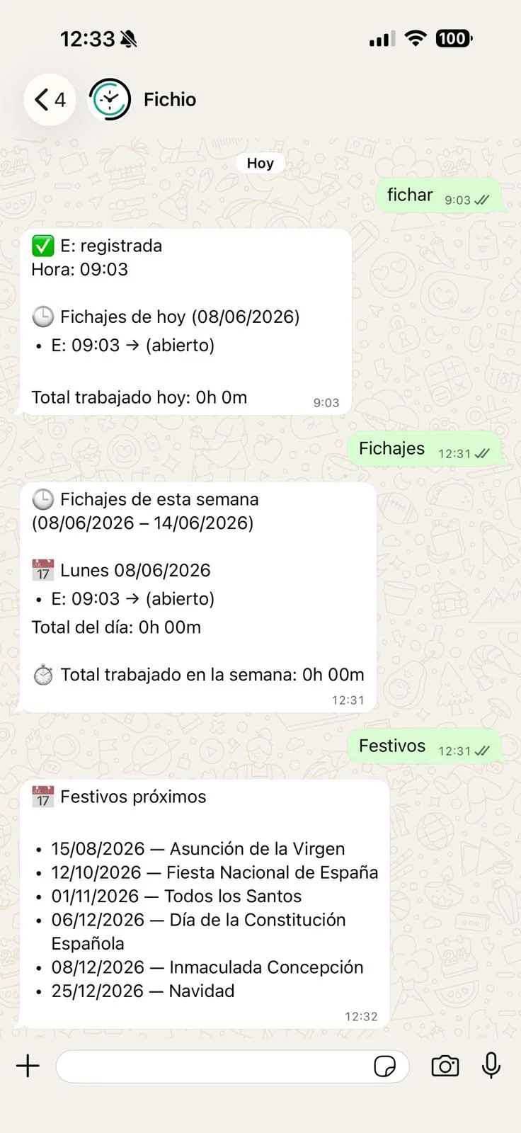 Conversación de WhatsApp con Fichio: comando Fichar y respuesta automática